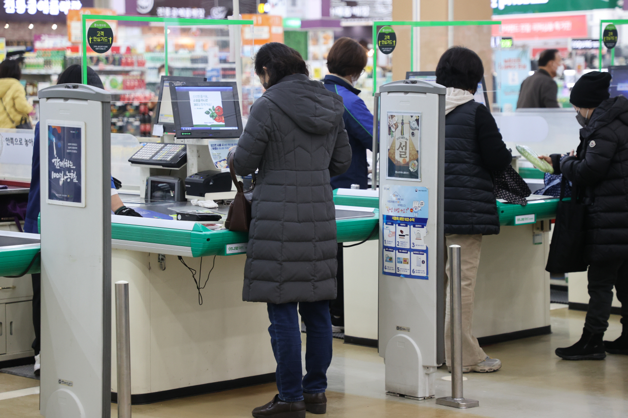 “한도 걸려 200만원 냉장고 현찰로 샀어요”…카드사 신입은 성과급만 최소 2천만원인데[머니뭐니]