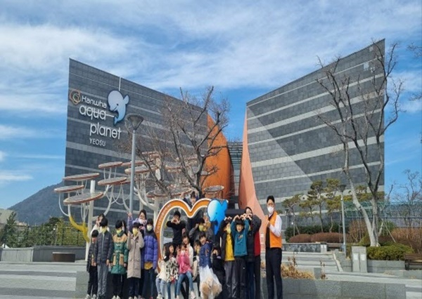 엘지화학 여수공장 노사 임직원들이 6일 아쿠아플래닛을 관람하고 기념촬영하고 있다.