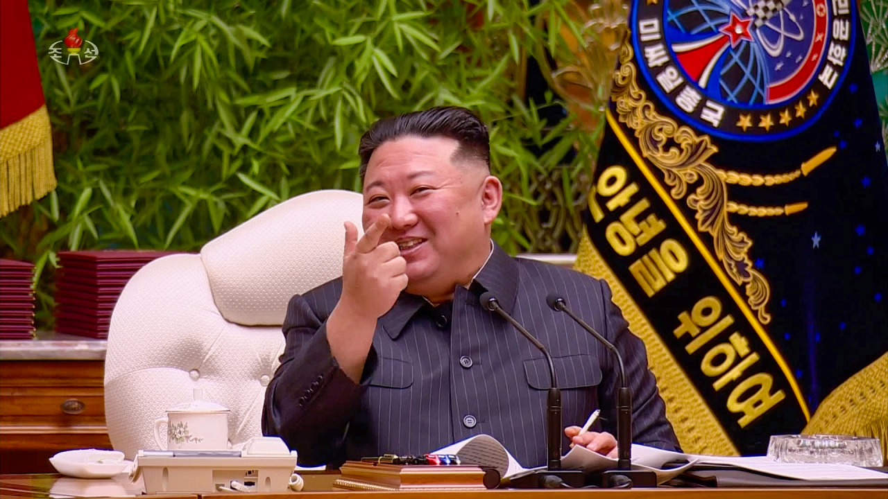 북한 김정은 주재로 지난 6일 당중앙위원회 본부청사에서 열린 노동당 중앙군사위원회 제8기 제4차확대회의장 석상에 앉은 김 위원장 뒤쪽에 '조선민주주의인민공화국 미싸일(미사일)총국'이라는 글자가 새겨진 깃발이 식별된다. 지금까지 미사일총국은 북한 매체 보도에서 언급된 적이 없으며 깃발로 등장하기도 이번이 처음으로 알려졌다. [조선중앙TV 화면] [국내에서만 사용가능. 재배포 금지. For Use Only in the Republic of Korea. No Redistribution] 연합뉴스
