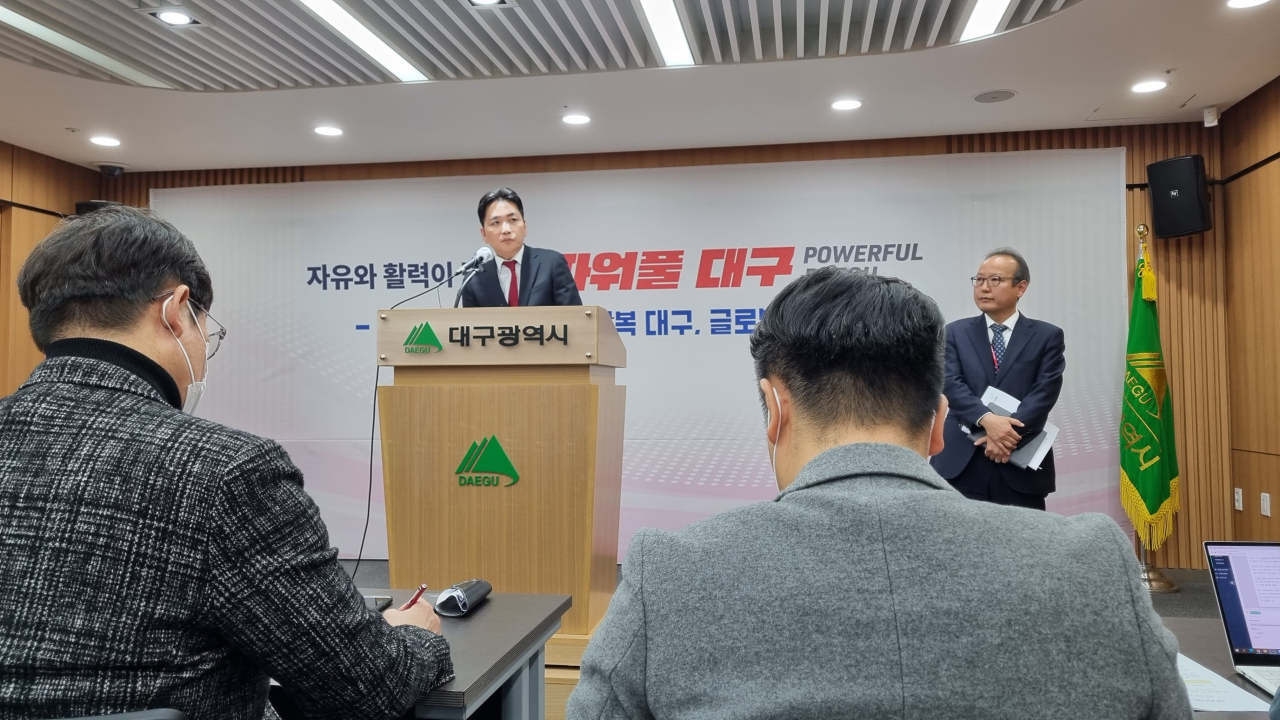 황순조 대구시 기획조정실장이 7일 시청 동인청사에서 노인 무임승차 연령 단계적 조정안 등에 대해 설명하고 있다.[사진=김병진 기자]