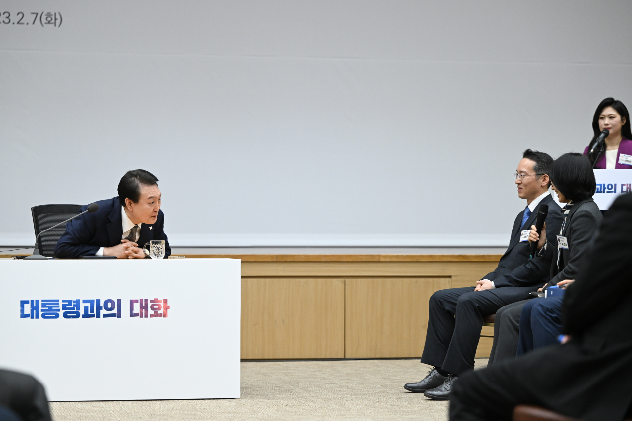 윤석열 대통령이 7일 정부세종컨벤션센터에서 열린 ‘대통령과의 대화’에서 공직자와 대화하고 있다. [연합]