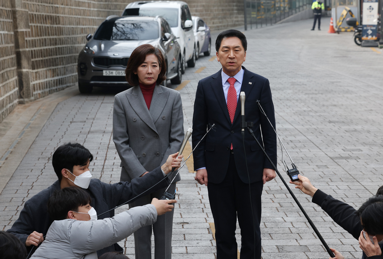 김기현 국민의힘 당 대표 후보와 나경원 전 의원이 7일 오후 서울 중구 달개비 앞에서 전당대회 관련 입장을 발표하고 있다. [연합]