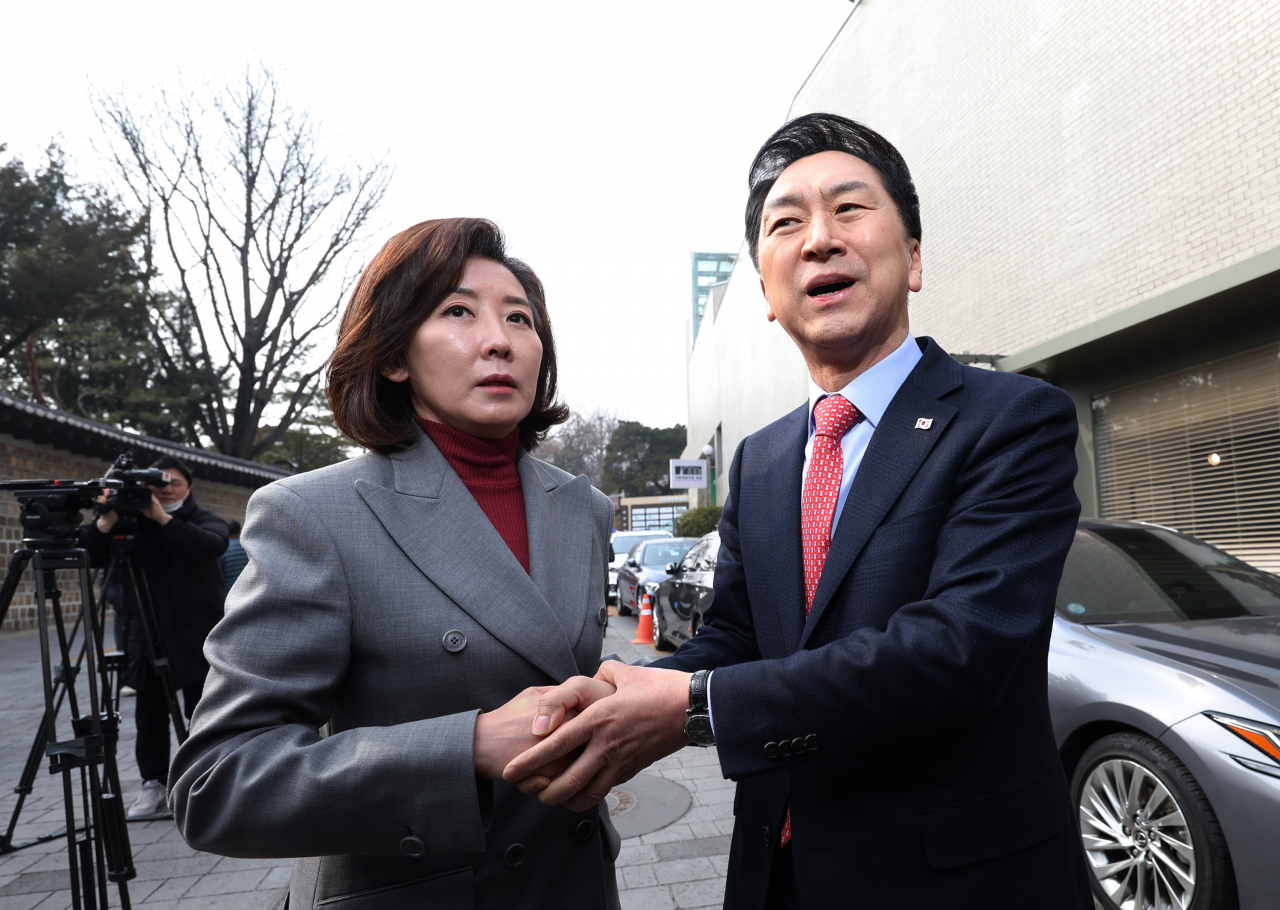 김기현 국민의힘 당 대표 후보와 나경원 전 의원이 7일 오후 서울 중구 달개비 앞에서 전당대회 관련 입장을 발표한 뒤 악수를 하고 있다. [연합]