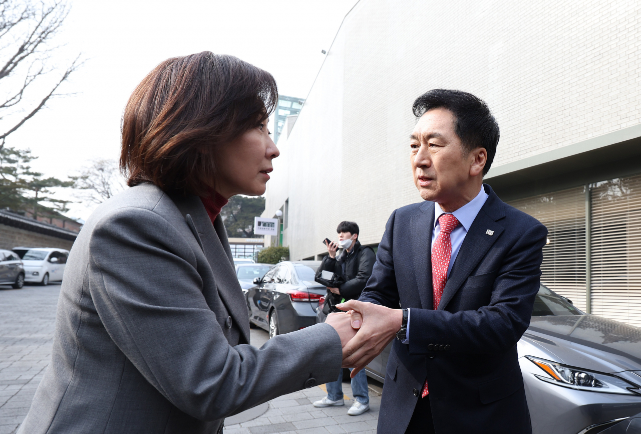 김기현 국민의힘 당 대표 후보와 나경원 전 의원이 7일 오후 서울 중구 달개비 앞에서 전당대회 관련 입장을 발표한 뒤 인사를 나누고 있다. [연합]