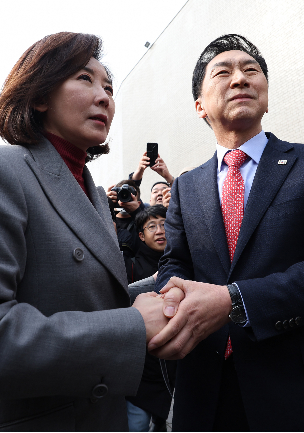 김기현 국민의힘 당 대표 후보와 나경원 전 의원이 7일 오후 서울 중구 달개비 앞에서 전당대회 관련 입장을 발표한 뒤 악수를 하고 있다. [연합]
