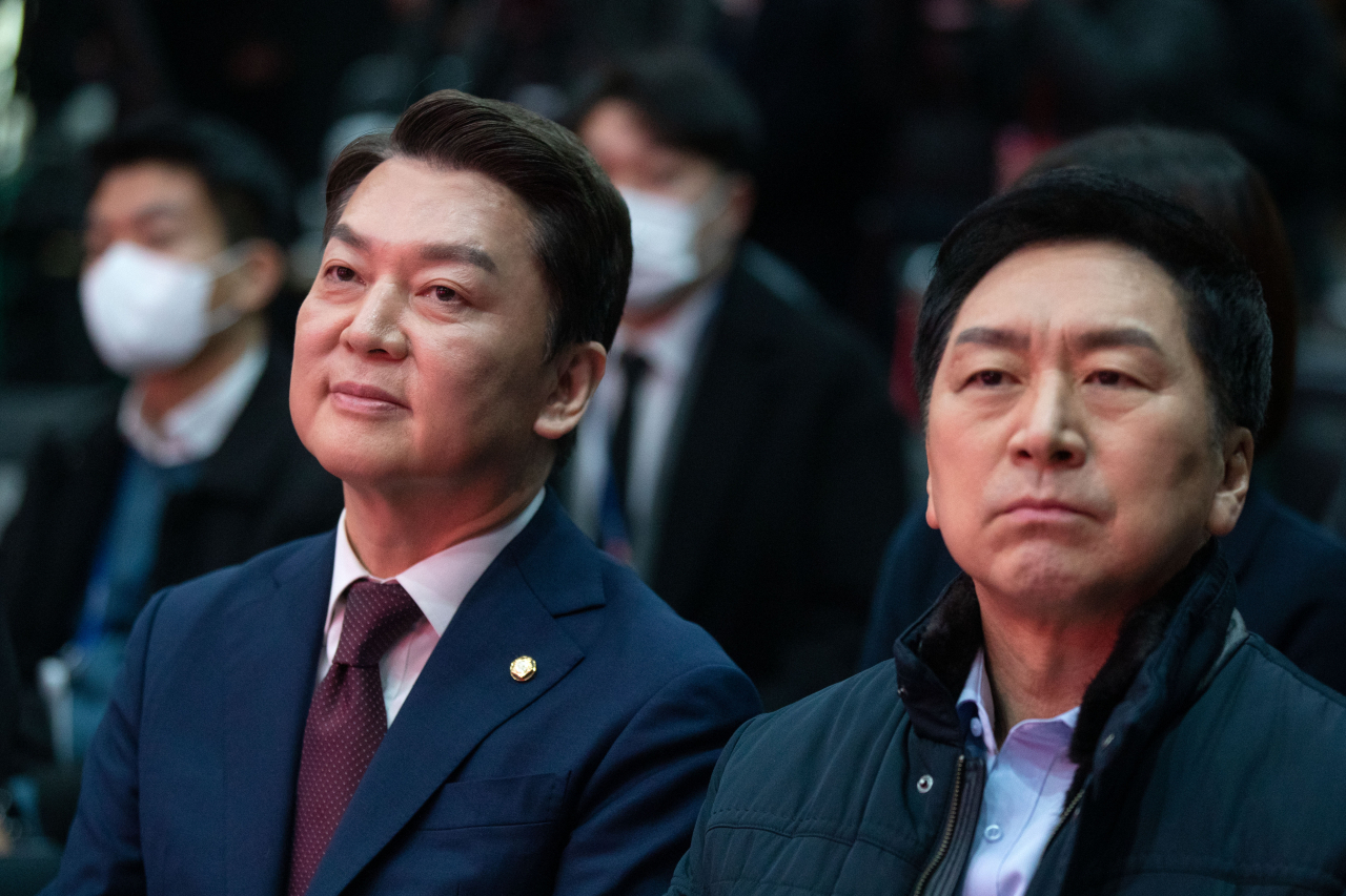 국민의힘 김기현 당 대표 후보(오른쪽)와 안철수 당 대표 후보가 지난 7일 오전 서울 강서구 한 방송 스튜디오에서 열린 국민의힘 제3차 전당대회 후보자 비전 발표회에 참석해 있다. [연합]