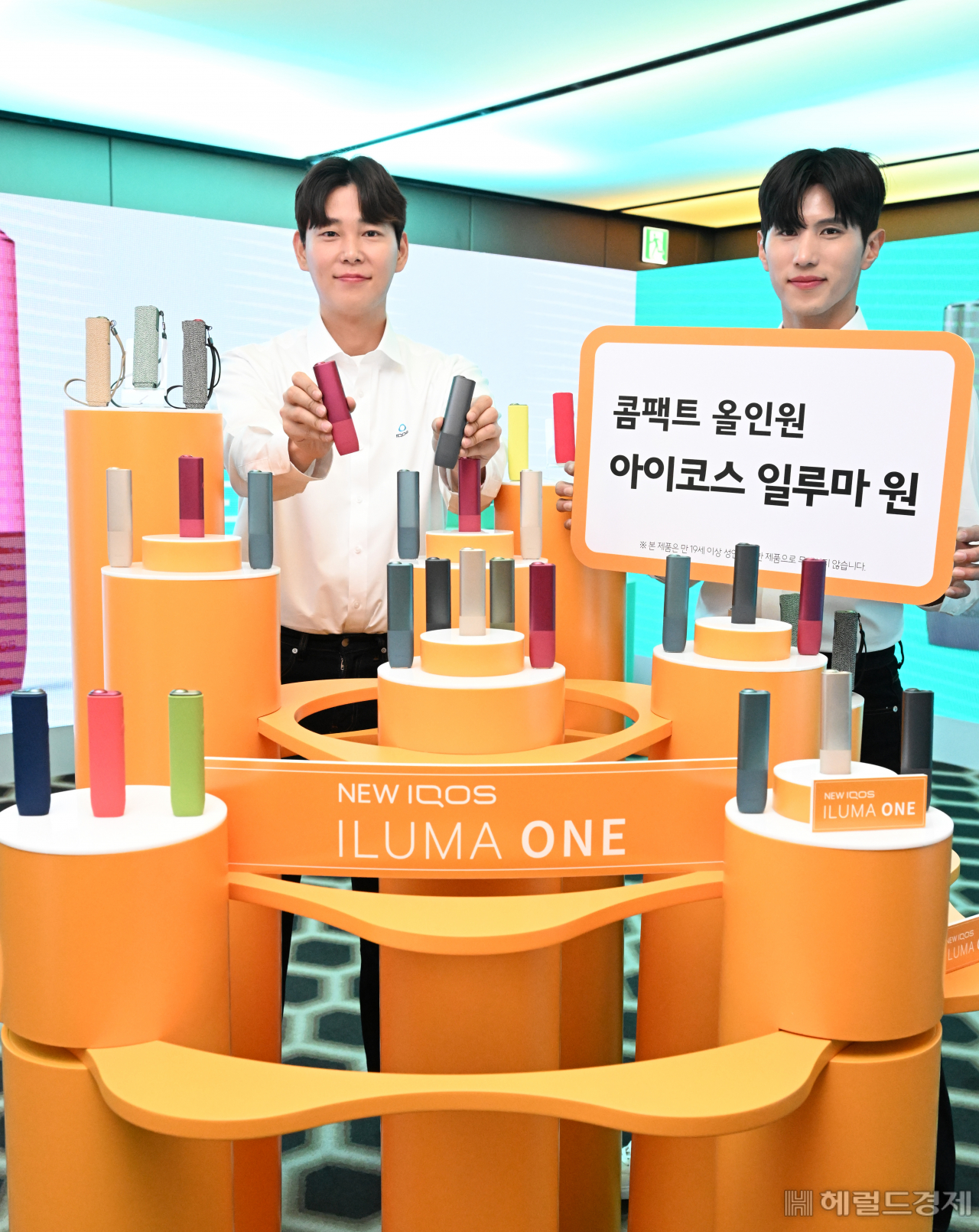 한국필립모리스의 전자담배 신제품 아이코스 일루마 원 출시행사가 8일 서울 중구 더 플라자 호텔에서 열려 모델들이 제품을 선보이고 있다. 임세준 기자
