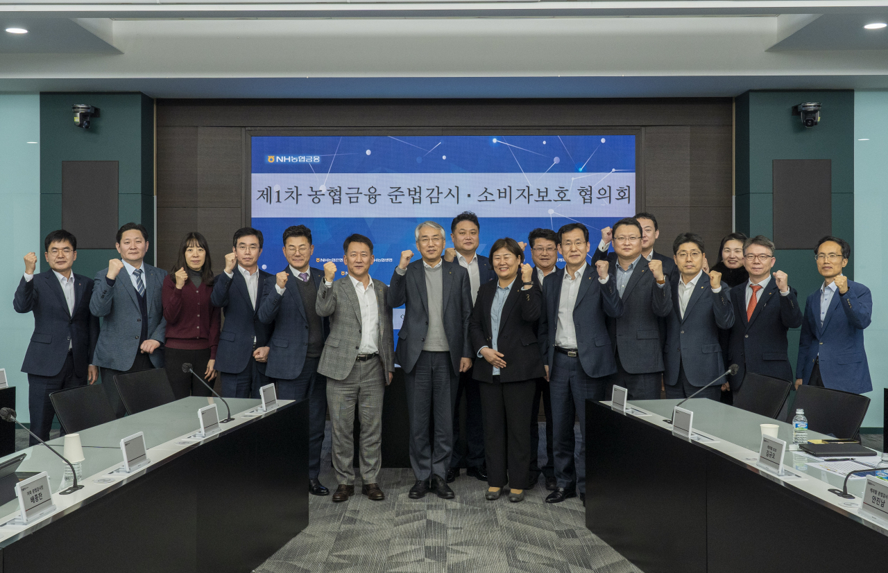 7일 서울 중구 NH농협금융 본사에서 열린 제1차 준법감시·금융소비자보호협의회에 참석한 이석준 회장(왼쪽에서 일곱 번째)과 임직원들이 기념촬영을 하고 있다.[NH농협금융 제공]