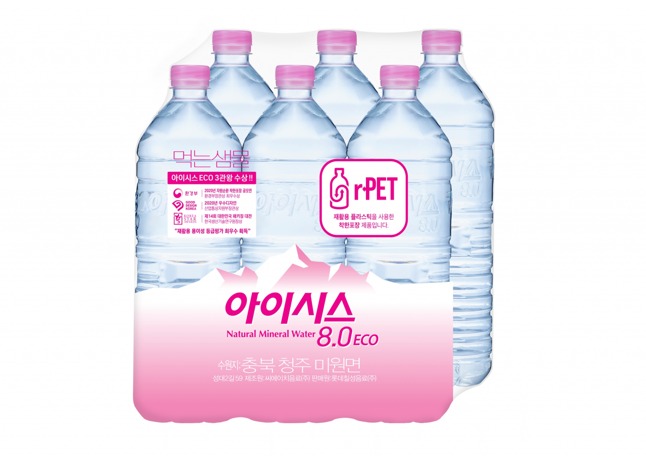 롯데칠성음료가 식품 용기로 사용한 폐플라스틱을 물리적 방식으로 재활용해 만든 환경 친화적 rPET(recycled PET, 재활용 페트) ‘아이시스8.0 ECO' 1.5L의 제품 사진 [롯데칠성음료 제공]