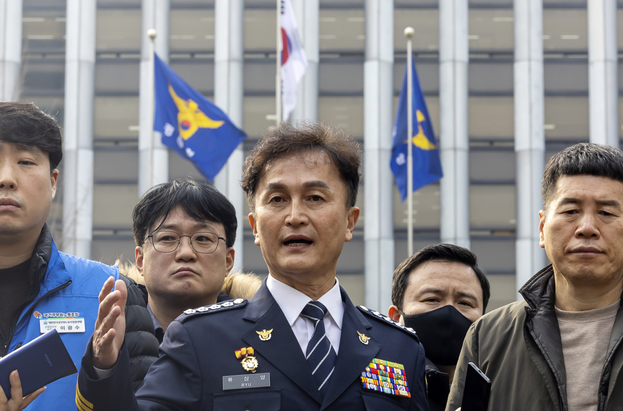 경찰국 설치에 반발하는 전국총경회의를 주도해 징계를 받은 류삼영 총경이 지난 6일 오후 서울 중구 경찰기념공원에서 경찰 총경급 정기 전보인사 관련 기자회견을 하고 있다. [연합]
