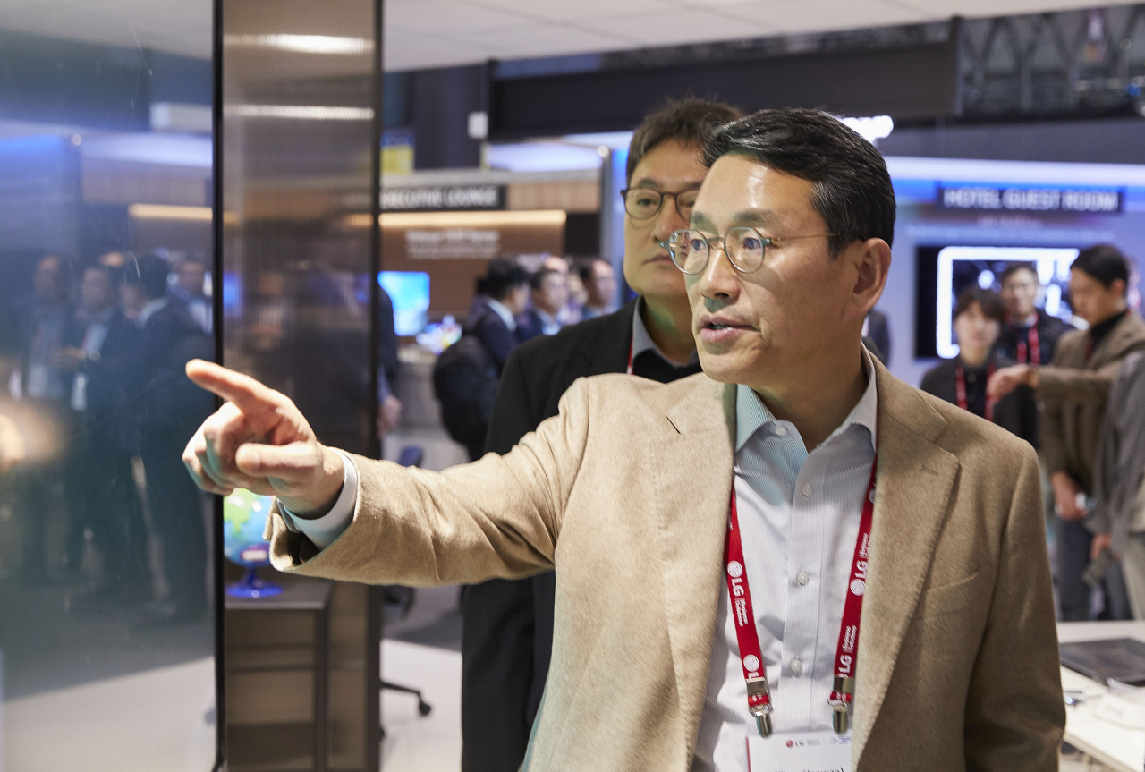 조 사장이 스페인 바르셀로나에서 열린 유럽 최대 디스플레이 전시회 ‘ISE 2023’을 둘러보는 모습. [LG전자 제공]