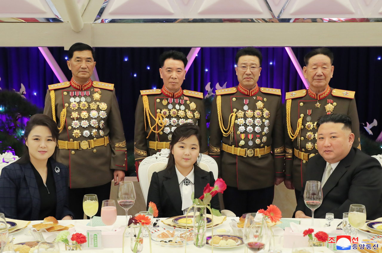 김정은 북한 국무위원장이 딸 김주애와 함께 건군절(2월 8일) 75주년 기념연회에 참석했다고 조선중앙통신이 8일 보도했다. [조선중앙통신=연합]
