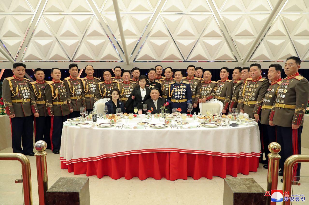 김정은 북한 국무위원장이 딸 김주애와 함께 건군절(2월 8일) 75주년 기념연회에 참석했다고 조선중앙통신이 8일 보도했다. [조선중앙통신=연합]
