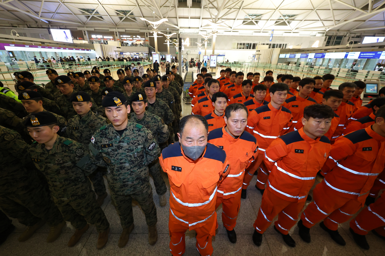 튀르키예 지진 실종자 수색 등을 위한 대한민국 긴급구호대(KDRT) 대원들이 7일 오후 인천국제공항 제1여객터미널에서 출정식을 하고 있다. 정부는 외교부, 소방청, 코이카, 국방부 등으로 구성된 110여 명의 긴급구호대를 튀르키예로 파견한다. [연합]