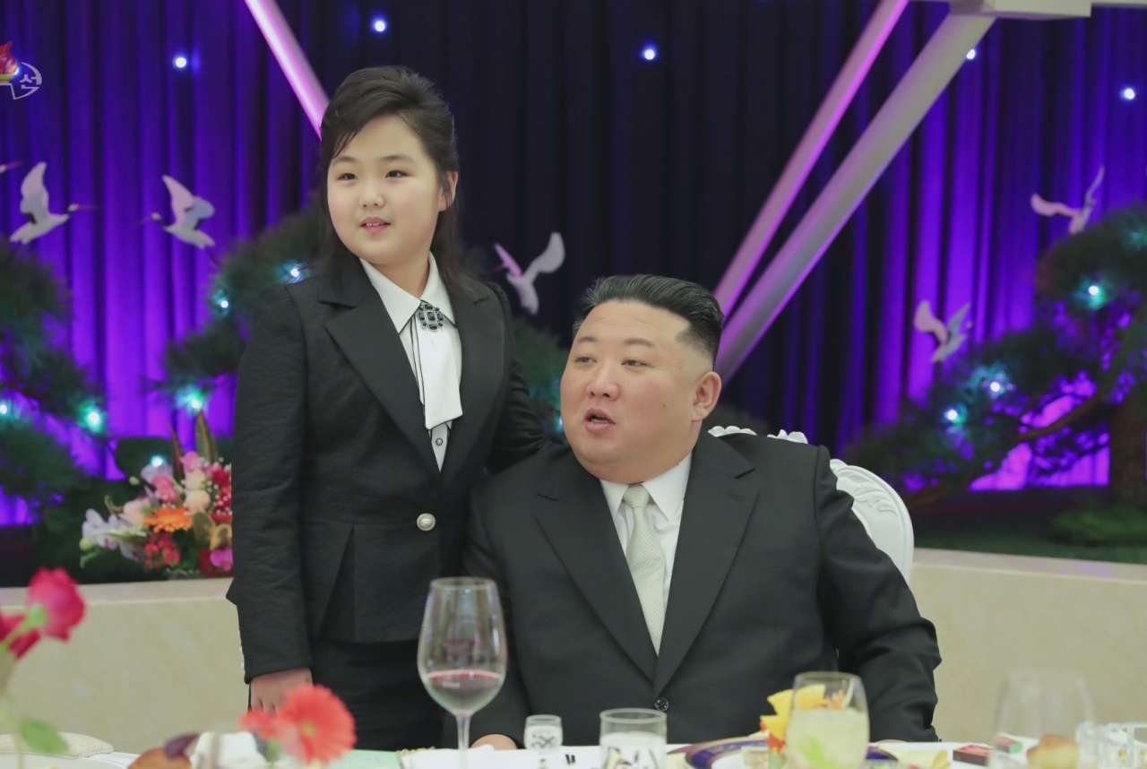 북한 김정은 국무위원장이 건군절(인민군 창건일)을 기념해 지난 7일 딸 김주애와 함께 인민군 장병들의 숙소를 방문했다고 조선중앙TV가 8일 보도했다. 김 위원장은 숙소 방문 이후 건군절 기념연회에 참석해 연설했다. [조선중앙TV 화면] [국내에서만 사용가능. 재배포 금지. For Use Only in the Republic of Korea. No Redistribution] 연합뉴스