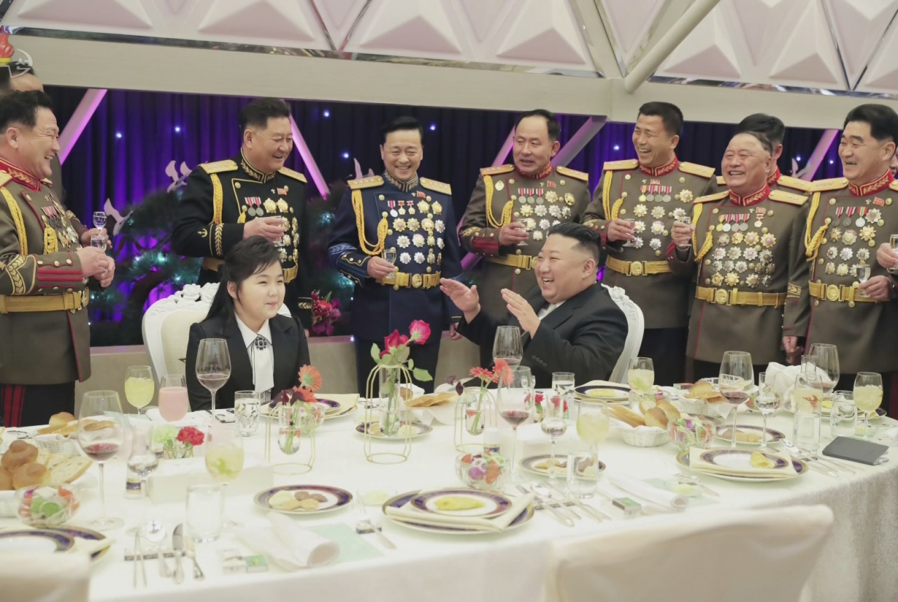 북한 김정은 국무위원장이 건군절(인민군 창건일)을 기념해 지난 7일 딸 김주애와 함께 인민군 장병들의 숙소를 방문했다고 조선중앙TV가 8일 보도했다. 김 위원장은 숙소 방문 이후 건군절 기념연회에 참석해 연설했다. [조선중앙TV 화면] [국내에서만 사용가능. 재배포 금지. For Use Only in the Republic of Korea. No Redistribution] 연합뉴스