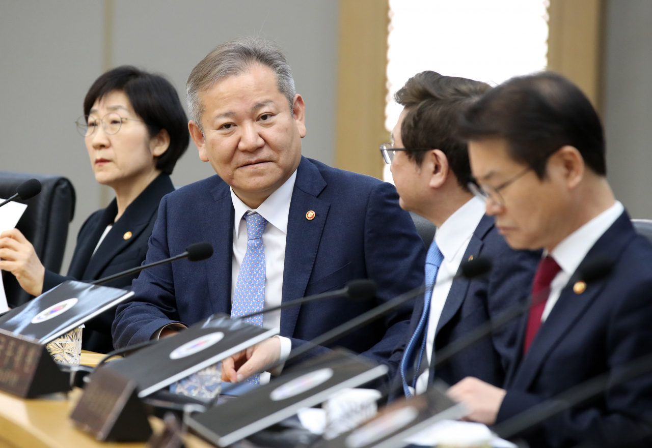 이상민 행정안전부 장관이 7일 오전 정부세종청사에서 열린 국무회의에 참석하고 있다. [연합]