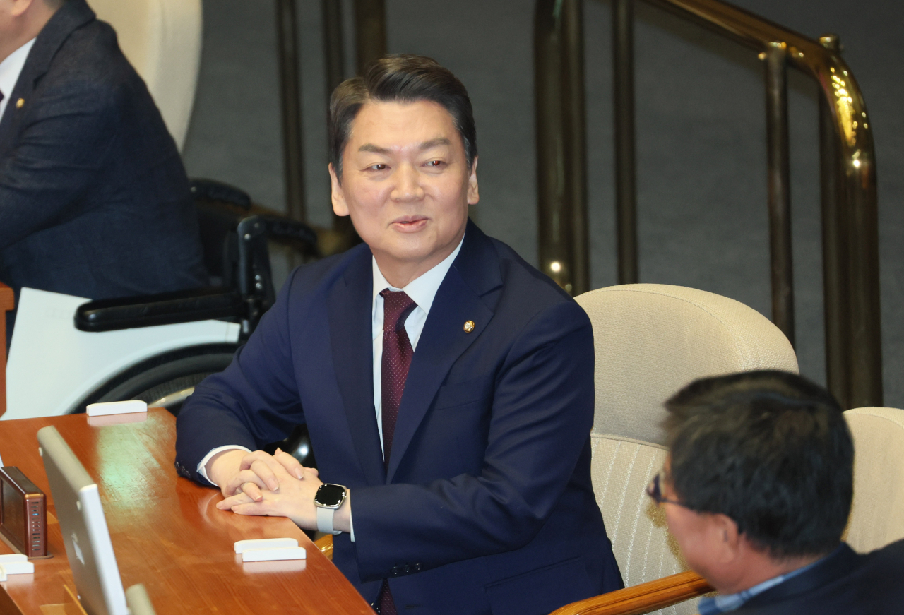 국민의힘 안철수 당대표 후보가 7일 오후 열린 국회 경제분야 대정부 질문에서 동료 의원과 인사를 나누고 있다.[연합]