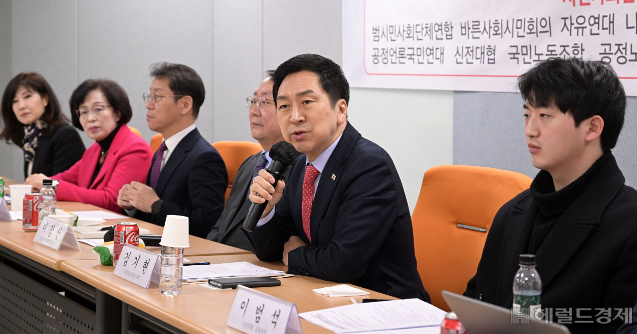 국민의힘 당대표에 도전하는 김기현 의원이 8일 오전 서울 여의도 자유기업원 열림홀에서 ‘집권여당과 시민사회, 협치 어떻게 할 것인가?’를 주제로 열린 세미나에 참석해 발언하고 있다. 이상섭 기자