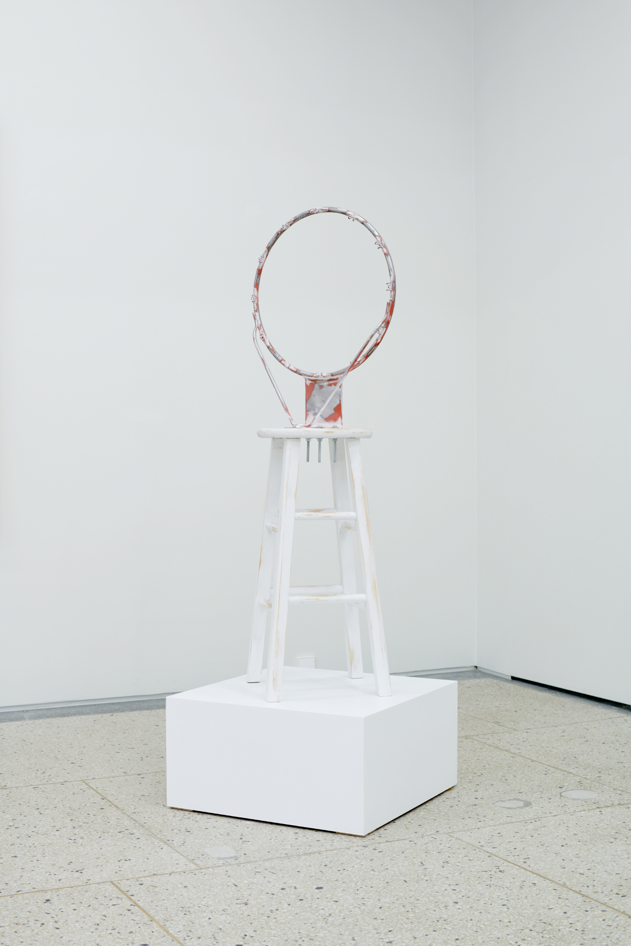 타이럴 윈스턴, Trace Elements, 2022, Basketball rim and wooden stool, 138.4 x 50.8 x 50.8 cm [가나아트 제공]