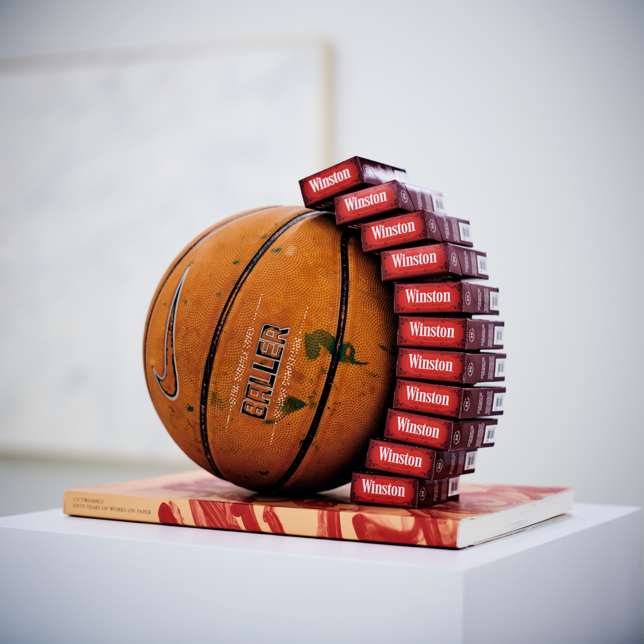 타이럴 윈스턴, Those Are Some Big Holes in Your Underwear, 2022, Used basketball, resin, silicone, cigarette packages, artist book, 25.4 x 34.3 x 24.8 cm [가나아트 제공]