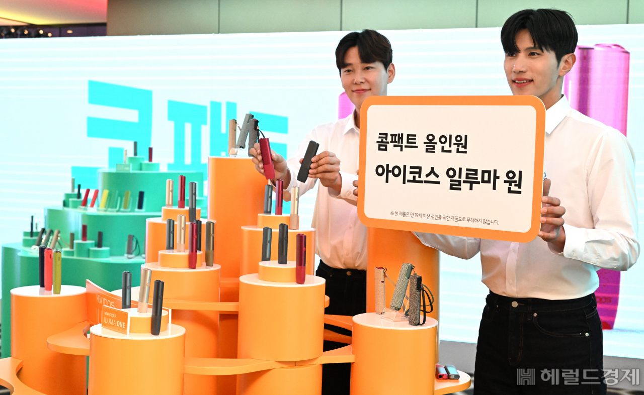 한국필립모리스의 전자담배 신제품 아이코스 일루마 원 출시행사가 8일 서울 중구 더 플라자 호텔에서 열려 모델들이 제품을 선보이고 있다. 임세준 기자