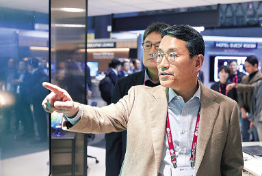 조주완 LG전자 사장이 스페인 바르셀로나에서 열린 유럽 최대 디스플레이 전시회 ‘ISE 2023’을 찾아 공간별 최적 솔루션 등 업계 동향과 최신 기술 트렌드를 파악하며 B2B 사업의 중장기 전략과 현안을 챙기는 모습. [LG전자 제공]