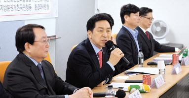 김기현 국민의힘 당대표 후보가 8일 오전 서울 여의도 자유기업원 열림홀에서 ‘집권여당과 시민사회, 협치 어떻게 할 것인가?’ 주제로 열린 세미나에 참석해 발언하고 있다. 이상섭 기자