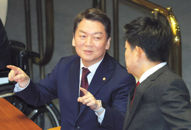 안철수 국민의힘 당대표 후보가 7일 오후 열린 국회 경제분야 대정부 질문에서서 같은 당 김태호 의원과 대화하고 있다. [연합]