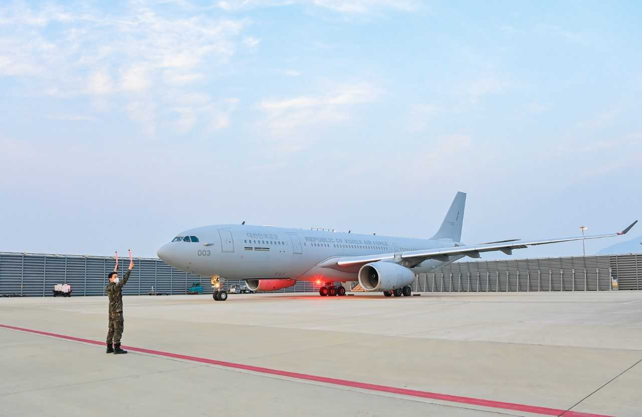 공군 다목적공중급유수송기 KC-330이 7일 김해기지에서 대지진으로 피해를 본 튀르키예 현지에 한국 긴급구호 요원과 의약품을 신속하게 수송하기 위해 최종 출발지인 인천공항을 향해 이륙을 준비하고 있다. 공군 다목적공중급유수송기 KC-330은 한 번에 1만5300여 ㎞에 달하는 거리를 비행할 수 있으며, 이를 바탕으로 6·25전쟁 전사자 유해봉환, 아크부대장병 귀국, 백신 수송, 미라클 작전 수행 등 국가급 임무를 성공적으로 수행해왔다. [공군 제공]