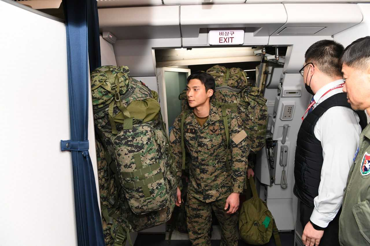 대한민국 긴급구호대로 편성된 육군 특수부대 장병들이 8일 공군 다목적공중급유수송기 KC-330에 탑승하고 있다. [공군 제공]