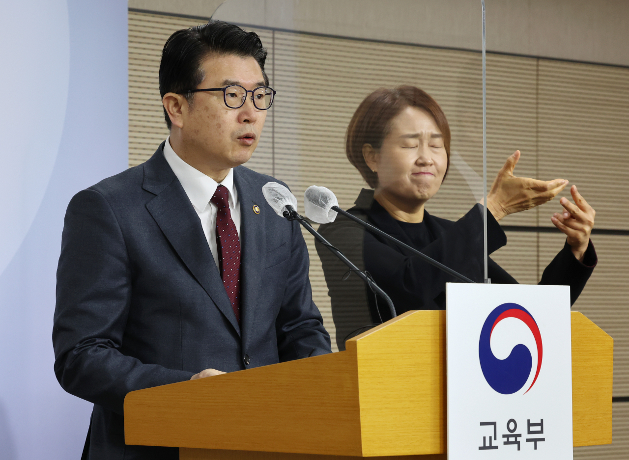 장상윤 교육부 차관이 8일 오전 세종시 정부세종청사에서 2023년 맞춤형 국가장학금 지원 기본계획을 발표하고 있다. [연합]