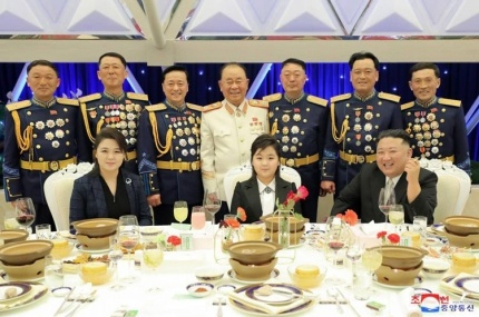 북한의 인민군 창건일(건군절)을 하루 앞두고 7일 열린 건군절 75주년 기념연회에 김정은 북한 국무위원장이 딸 김주애(앞줄 가운데), 부인 리설주(앞줄 왼쪽) 여사와 함께 참석했다고 조선중앙통신이 8일 보도했다. [연합]