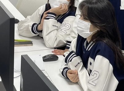 광명융합기술교육원 증강현실시스템과 김민선 졸업생. 화장품 소재 연구원으로 일하던 김민선씨는 한국폴리텍대학에서 10개월 기술교육을 받고 게임 개발자로 진로를 전환했다. [한국폴리텍대학 제공]
