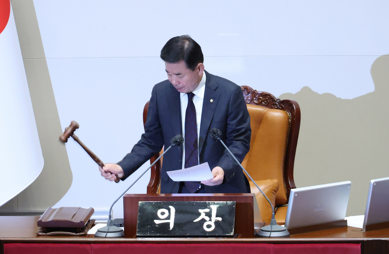 김진표 국회의장이 8일 오후 국회 본회의장에서 이상민 행정안전부 장관의 탄핵소추안 통과를 선포하고 있다. [연합]