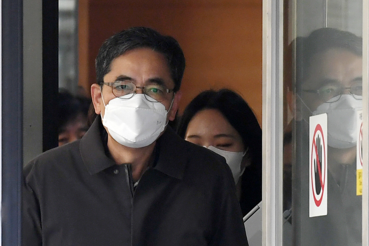 '대장동 일당'에게서 아들 퇴직금 등의 명목으로 거액의 뇌물을 수수한 혐의로 재판에 넘겨진 곽상도 전 국회의원이 8일 오후 서초구 서울중앙지법에서 열린 1심 선고 공판을 마친 후 법정을 나서고 있다. [연합]