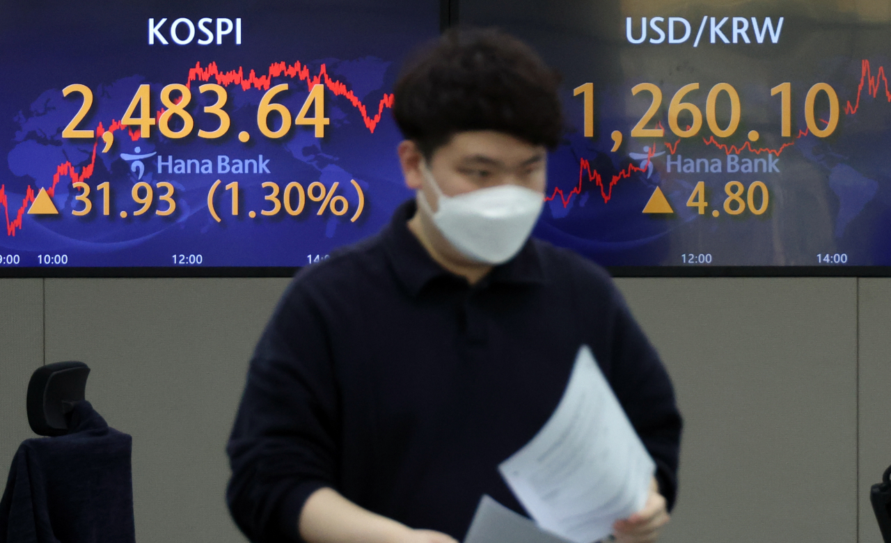 8일 코스피는 31.93p(1.30%) 오른 2483.64로 장을 마쳤다. 코스닥은 7.19p(0.93%) 오른 779.98, 원/달러 환율은 4.8원 오른 1260.1원으로 마감했다. 사진은 이날 명동 하나은행 본점 딜링룸 모습. 연합뉴스