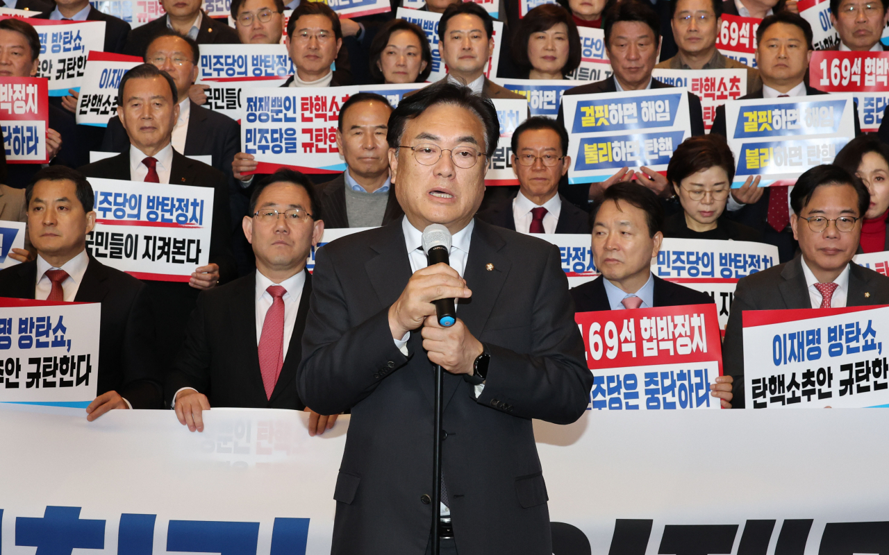 정진석 국민의힘 비상대책위원장이 8일 오후 이상민 행정안전부 장관에 대한 탄핵소추안이 국회 본회의에서 통과된 후 로텐더홀 계단에서 열린 이상민 탄핵안 가결 규탄대회에서 발언하고 있다. [연합]