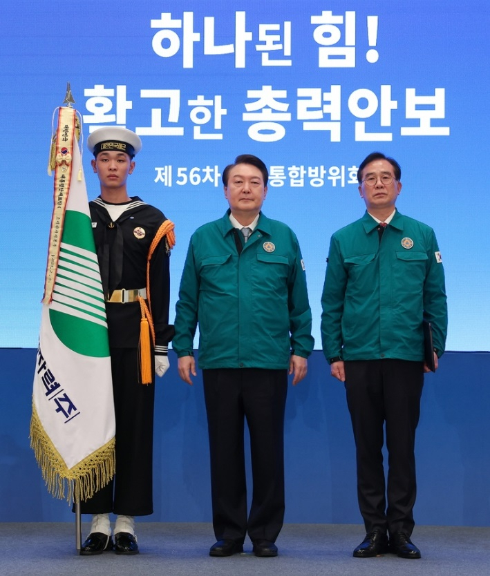 한국수력원자력 고리원자력본부는 8일 청와대 영빈관에서 열린 제56차 중앙통합방위회의에서 ‘2022년도 통합방위 유공 대통령 단체표창’을 수상했다. 윤석열 대통령(사진 가운데)과 이광훈 고리원자력본부장이 기념 촬영을 하고 있다. [한수원 제공]
