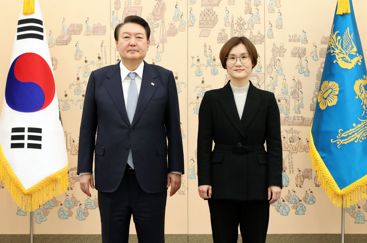 윤석열 대통령이 8일 서울 용산 대통령실 청사에서 김영미 저출산·고령사회위원회 부위원장에게 위촉장을 수여한 뒤 기념촬영을 하고 있다. [연합]