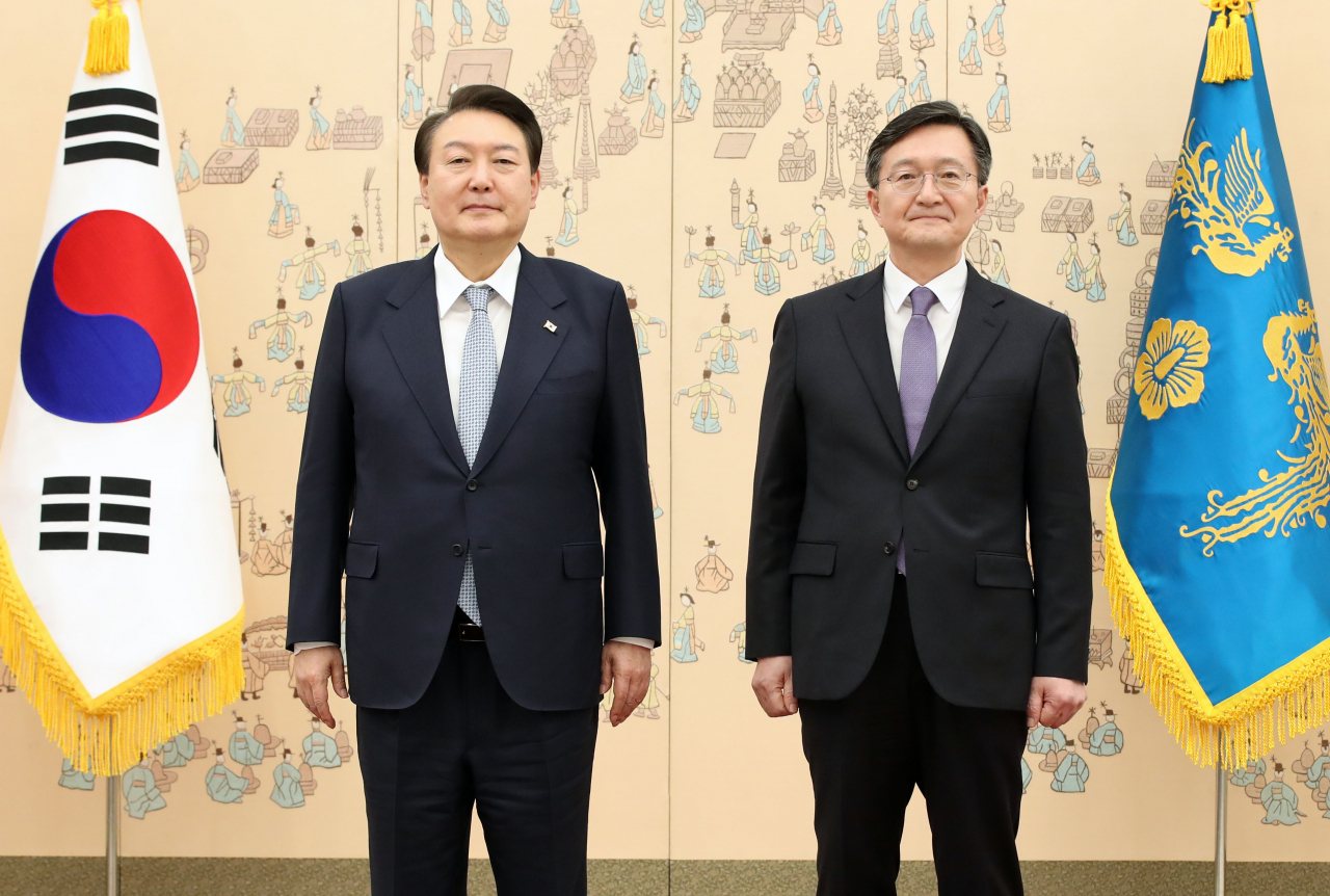 윤석열 대통령이 8일 서울 용산 대통령실 청사에서 유홍림 서울대학교 총장에게 임명장을 수여한 뒤 기념촬영을 하고 있다. [연합]