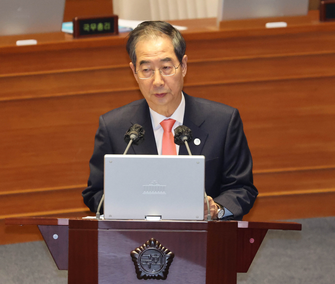 한덕수 국무총리가 8일 국회에서 열린 제403회 국회(임시회) 제4차 본회의 교육·사회·문화에 관한 질문에서 더불어민주당 김민석 의원의 질문에 답변하고 있다.[연합]