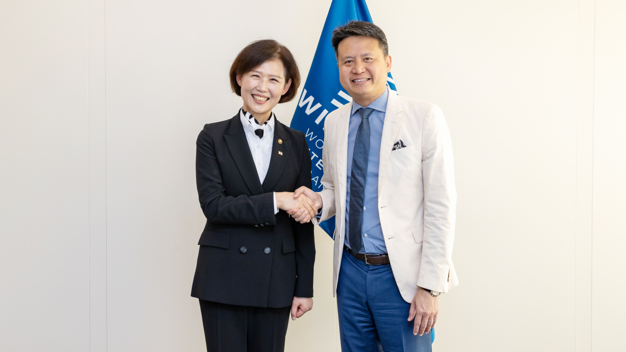 이인실 특허청장(좌)이 8일 다렌 탕 세계지식재산기구(WIPO) 사무총장을 만나, 8일 호텔나루(서울 마포구)에서 WIPO측과 양자회담을 개최했다.