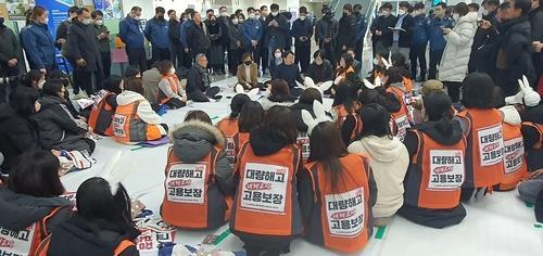 광주시청에서 농성 중인 보육 대체교사들[연합]