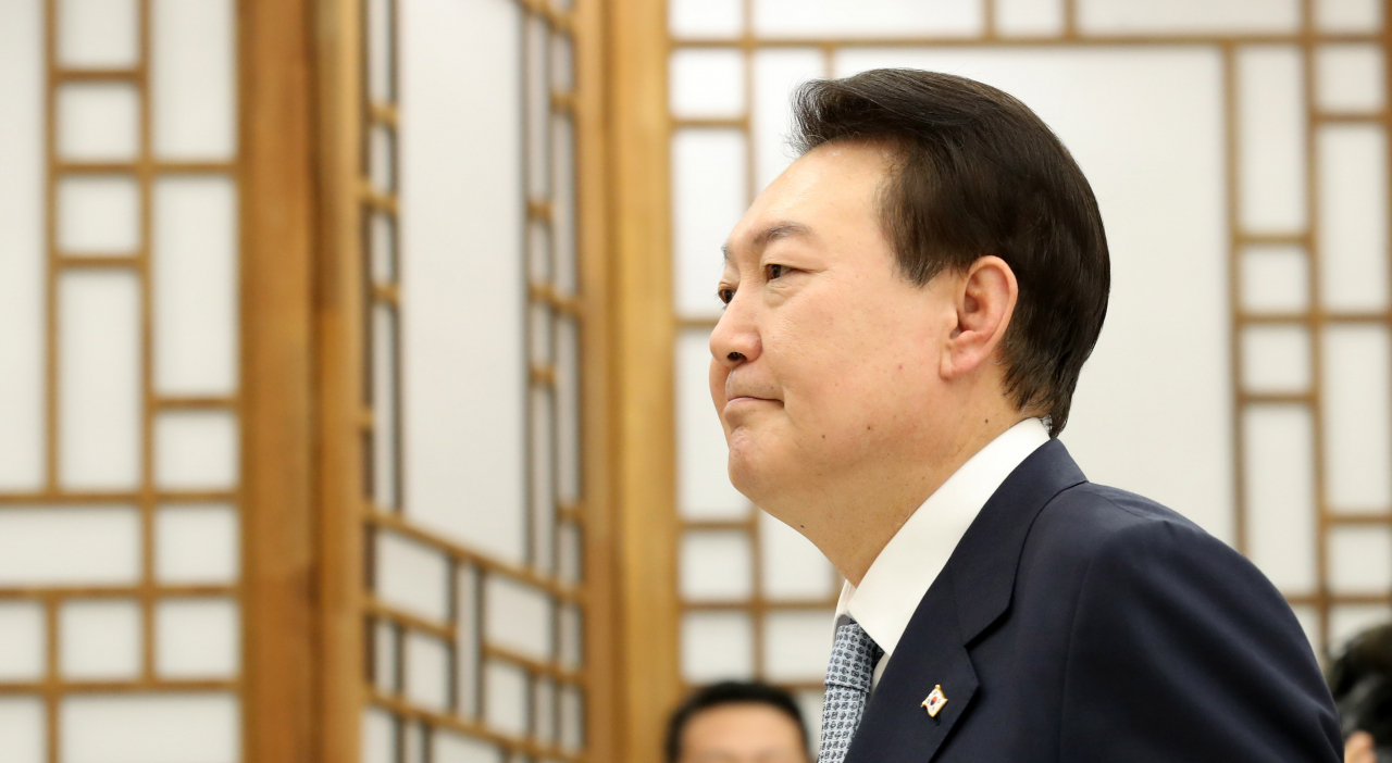 윤석열 대통령이 8일 서울 용산 대통령실 청사에서 유홍림 서울대학교 총장과 김영미 저출산·고령사회위원회 부위원장에게 각각 임명장과 위촉장을 수여한 뒤 퇴장하고 있다. [연합]