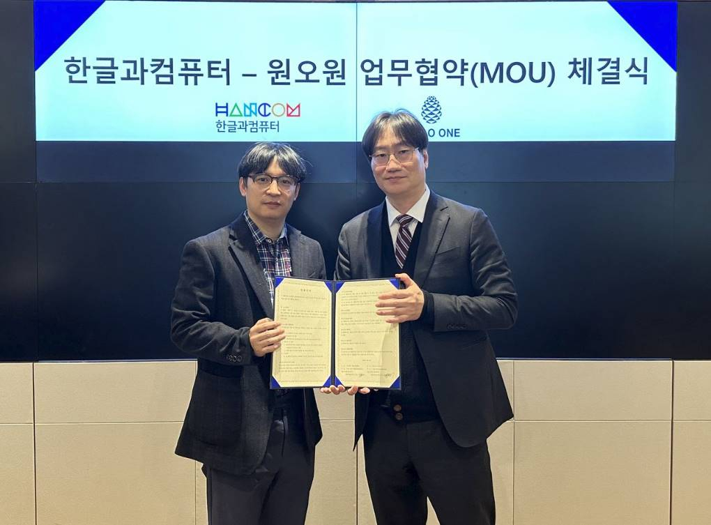 8일 경기도 성남시 한컴타워에서 김병기(왼쪽) 한컴 전략기획본부장과 김주태 원오원 솔루션사업본부장이 MOU를 체결하고 기념촬영을 하고 있다. [한글과컴퓨터 제공]