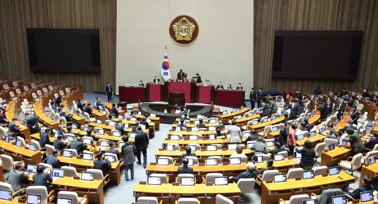 김진표 국회의장이 8일 오후 국회 본회의장에서 이상민 행정안전부 장관의 탄핵소추안 통과를 선포하고 있다. [연합]