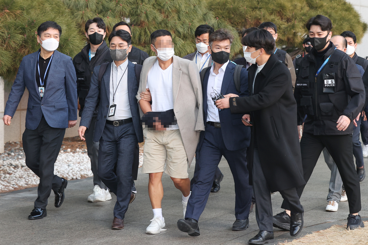 김성태 전 쌍방울 그룹 회장의 해외도피를 현지에서 도운 수행비서 박모 씨가 7일 오전 인천국제공항 제1여객터미널을 통해 입국하고 있다. [연합]