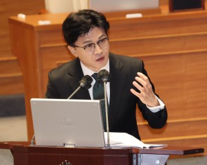 한동훈 법무부 장관이 8일 국회에서 열린 제403회 국회(임시회) 제4차 본회의 교육·사회·문화에 관한 질문에서 더불어민주당 김민석 의원의 질문에 답변하고 있다. [연합]