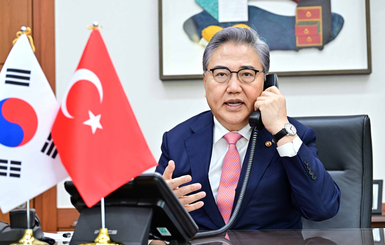 박진 외교부 장관이 8일 오후 메블뤼트 차우쇼을루 튀르키예 외무장관과 전화 통화를 하고 있다. [연합]